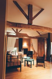 La Pommeraye多梅因波姆拉耶Spa酒店的一间卧室设有一张床和一间客厅。