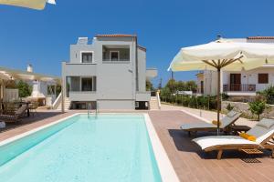 阿德里安诺斯坎波斯Anesis Villa, spacious & cozy, By ThinkVilla的一座带游泳池和房子的别墅