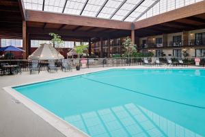 博客斯博拉夫鲍克斯布洛瑞晶斯酒店的酒店的大型游泳池配有桌椅