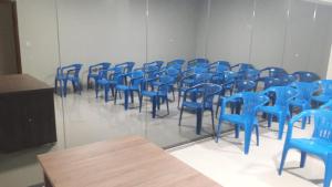 RurópolisPlanalto Palace Hotel的一群蓝色椅子在房间里