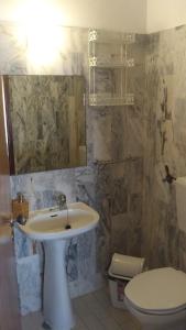 拉戈斯Falfeira Apartments的一间带水槽和卫生间的浴室