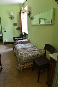 维泰博伊尔帕拉萨托住宿加早餐酒店的卧室配有一张床,墙上设有镜子