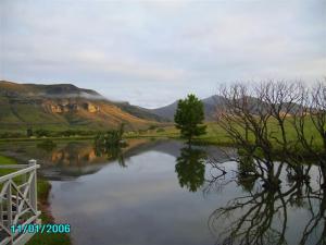 克拉伦斯Royal Coachman的一座有树木和山脉的湖泊