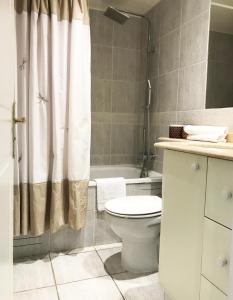 圣地亚哥Vitacura Grove的浴室配有白色卫生间和淋浴。