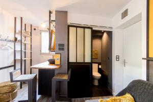 里昂Apartment MiniSteel Loft Brotteaux Part-Dieu的一间带卫生间和桌子的小浴室