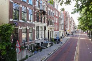 阿姆斯特丹SeventyFive的一条城市街道,街道上有许多建筑,人们在街上行走