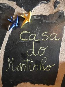 阿维斯Casa do Montinho的黑板上标有性爱死拉丁诺的标语