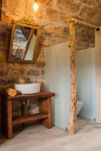 Tierrantona穆尔德阿鲁坎乡村民宿的一间带水槽和镜子的浴室