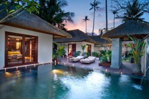 金巴兰Jimbaran Puri, A Belmond Hotel, Bali的度假村内带游泳池的别墅