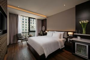 河内壮观Spa酒店的酒店客房配有一张床和一个壁炉。