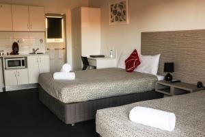 埃默拉尔德翡翠公园汽车旅馆 的酒店客房带两张床和厨房