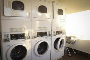 埃默拉尔德翡翠公园汽车旅馆 的洗衣房内的4台洗衣机和烘干机