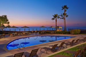 卡尔斯巴德卡尔斯巴德海端度假酒店的一个带椅子的游泳池,背景是大海
