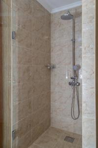 阿拉木图欧亚大酒店 的带淋浴的浴室和玻璃门