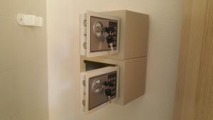 下麦克加诺Ostello Casa Emmaus的墙上的几个电源插座
