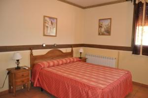 HorcheLa Fuensanta Hostal-Rural的一间卧室配有一张带红色毯子的床