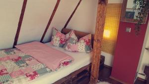 翁纳uebernachtung unna的一间卧室配有一张带木架和枕头的床。