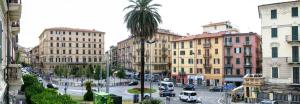 斯培西亚Hotel Venezia的一条拥有棕榈树和建筑的城市街道