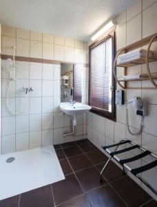 基里亚德南卡昂酒店的一间浴室