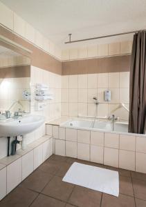 基里亚德南卡昂酒店的一间浴室