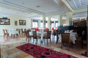 杰迪代雅瓦拉特杰迪代酒店的一间带桌椅和钢琴的用餐室