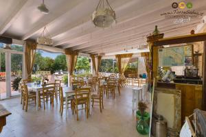 加利波利托雷尚贝雅露营地的餐厅设有桌椅和窗户。