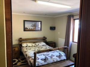 穆德斯蒂夫Mount Nebo Hillside Reserve的卧室配有一张床,墙上挂着一幅画
