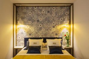 塞维利亚哈罗精品酒店的一间卧室设有一张大床和墙壁