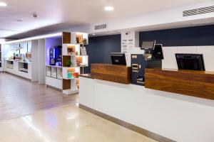 卡塔赫纳B&B HOTEL Cartagena Cartagonova的一家有出纳柜台和现金登记簿的商店