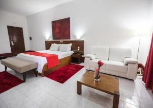 圣多美普拉亚酒店的酒店客房,配有床和沙发