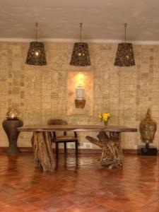Mweiga阿伯德尔乡村俱乐部酒店的一间带木桌和一些灯光的用餐室