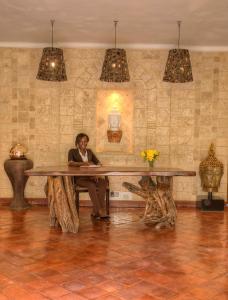 Mweiga阿伯德尔乡村俱乐部酒店的坐在大桌子上的女人