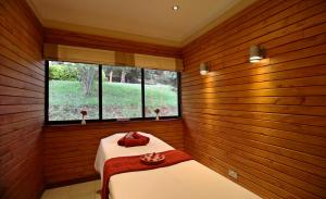 Mweiga阿伯德尔乡村俱乐部酒店的木墙客房 - 带两张床