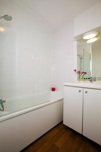 兰斯塞祖尔阿菲尔雷伊斯克莱马来酒店的白色的浴室设有浴缸和水槽。