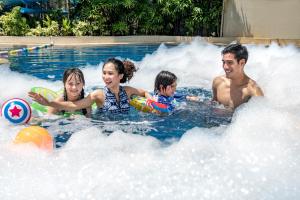 Holiday Inn Resort Phuket Surin Beach, an IHG Hotel内部或周边的泳池