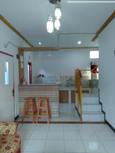 万隆Runia Lembang的一间带柜台和一些凳子的客厅