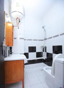 阿比让恩卡公寓酒店的一间带水槽和卫生间的浴室