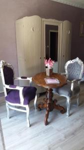 MamirolleAu Doubs Cocon Fleuri的一间带桌子和两把椅子的用餐室