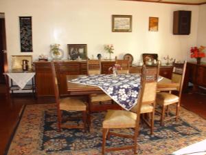 安加罗阿维多利亚酒店的一间带桌椅的用餐室
