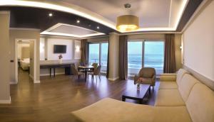 格勒姆高级海滩酒店的客厅配有沙发和桌子