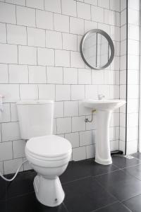 佛统Studio 41 Salaya-Sai4的白色的浴室设有卫生间和水槽。