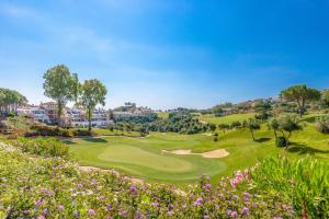 卡拉德米哈斯拉卡拉高尔夫水疗度假酒店的享有带鲜花的高尔夫球场的景色