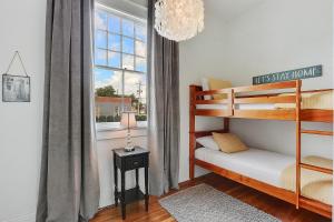 新奥尔良Modern Victorian House With Relaxing Courtyard的一间卧室设有两张双层床和一扇窗户。