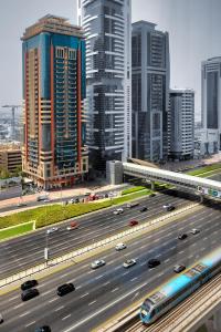 迪拜Emirates Grand Hotel的大城市里一条有车的高速公路