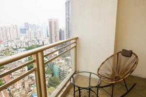广州广州北京路维福顿公寓（广交会期间免费穿梭巴士）的市景阳台(带椅子)