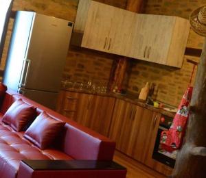 莱什顿Dream house的客厅配有红色沙发和冰箱