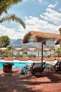 索列尔港Bikini Island & Mountain Port de Soller "Adults only"的一个带椅子和遮阳伞的游泳池的度假酒店