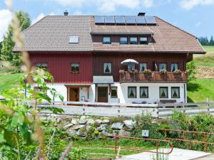 托特瑙贝格Haus Keller Ferienwohnungen的顶部设有太阳能电池板的房子