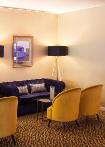 里斯本卢特西亚智能设计酒店的客厅配有沙发和桌椅