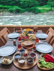 贾马里海姆森Kiyi Bungalov的一张桌子,上面放着食物和蔬菜盘